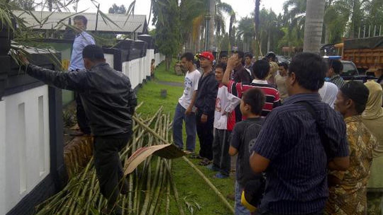 Ratusan warga ricuh saat sidang kasus pemotongan 2 bambu