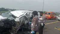 Kondisi mobil Vanessa Angel usai kecelakaan di Tol Nganjuk. (Sumber: Merdeka)