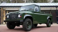 Mobil Land Rover Defender yang digunakan untuk mengangkut peti mati Duke of Edinburgh Pangeran Philip pada pemakamannya. (AP/Steve Parsons/Pool)