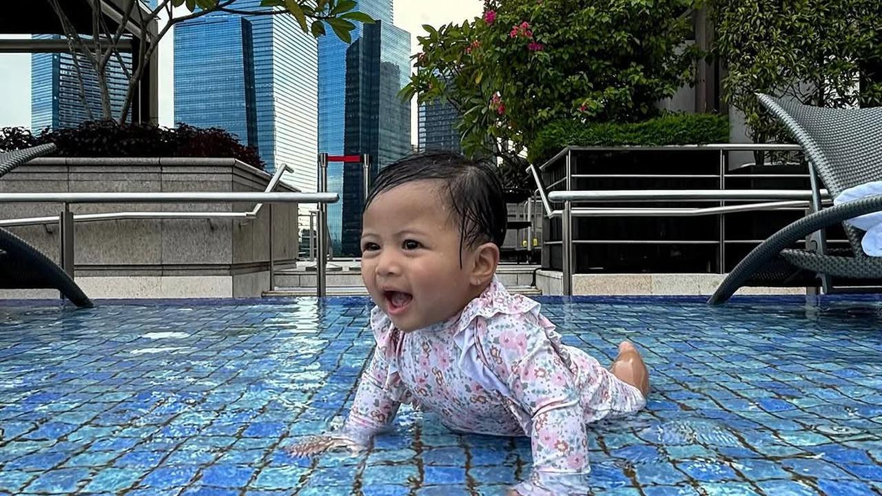 Potret Rayyanza Berenang Bareng Lily, Ekspresinya Lucu dan Bikin Gemas
