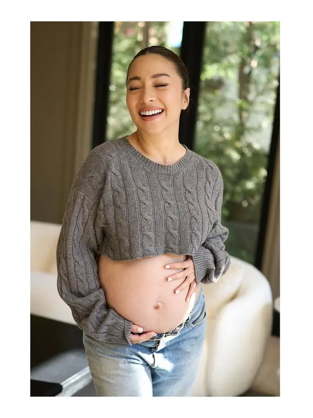 6 Potret Glowing Nikita Willy Lakoni Maternity Shoot di Luar Negeri, Elegan dengan Crop Top-Baju Transparan