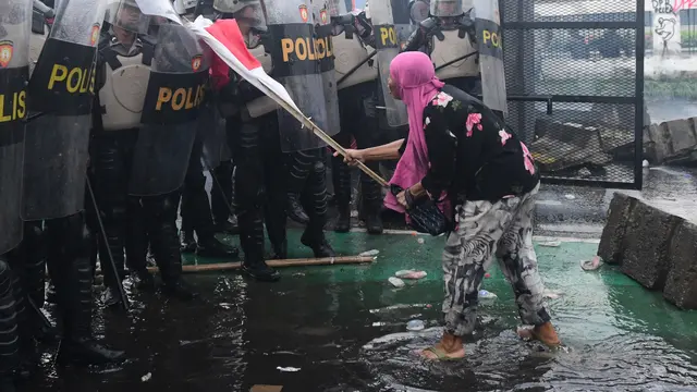 Viral Ibu Berkurudung Pink di Tengah Demo Ricuh Depan DPR