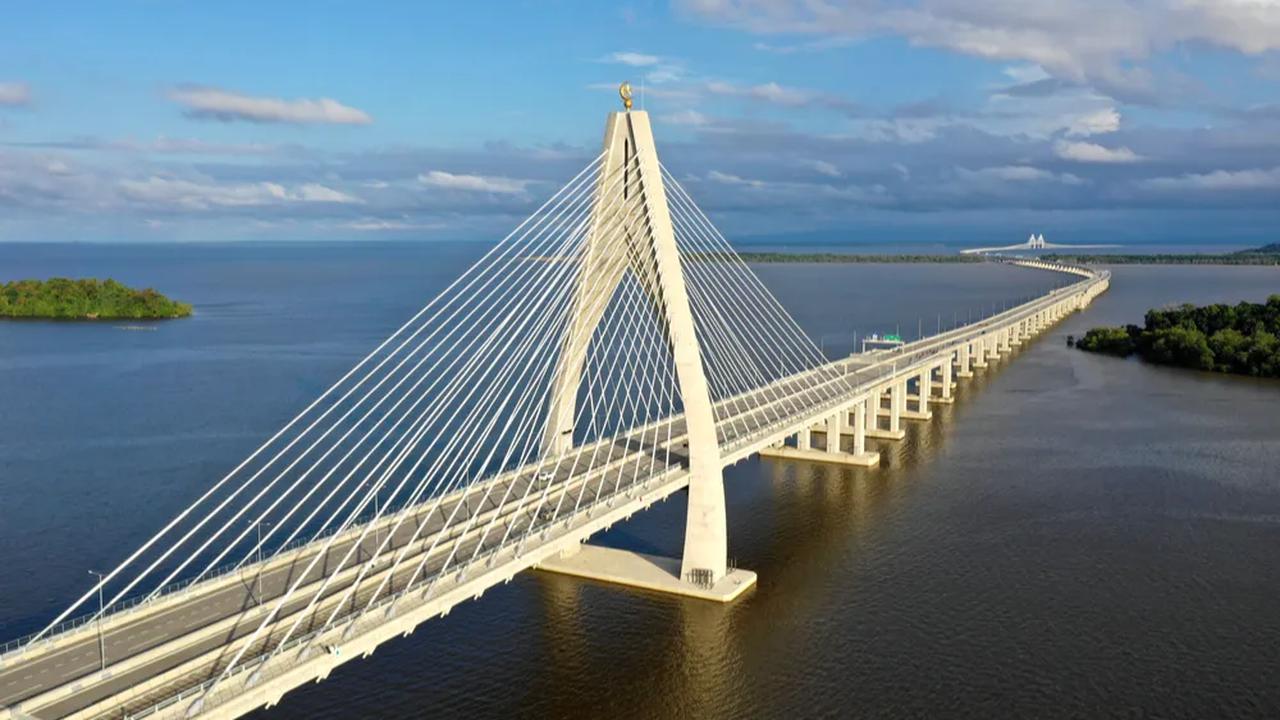 Terhubung berkat Jembatan Sultan Haji Omar Ali Saifuddien