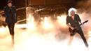 Adam Lambert dan Brian May dari band Queen tampil membuka perhelatan Oscar 2019 di Dolby Theatre, Los Angeles, Minggu (24/2). Penampilan Queen diiringin video Freddy Mercury yang ditampilkan lewat layar besar di atas panggung. (Chris Pizzello/Invision/AP)