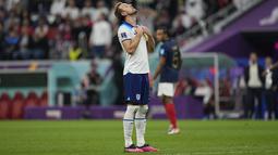 Reaksi penyerang Inggris Harry Kane setelah atas Prancis pada laga perempat final Piala Dunia 2022, Minggu (11/12/2022) dini hari WIB. Kandasnya The Three Lions di turnamen akbar empat tahunan tersebut juga diwarnai kegagalan penalti Harry Kane. (AP Photo/Abbie Parr)