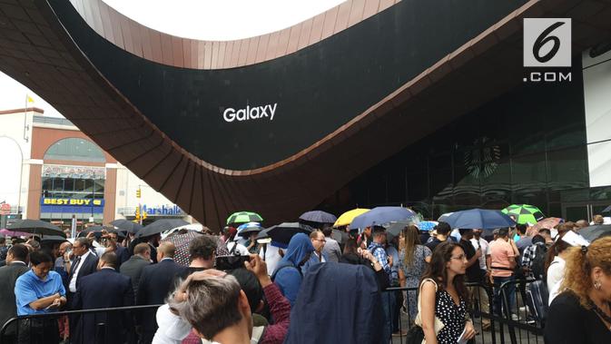 Suasana antrean peluncuran Galaxy Note 10 dan Galaxy Note 10 Plus di Barclays Center, Brooklyn, New York, Amerika Serikat. Liputan6.com/Istiarto Sigit Nugroho