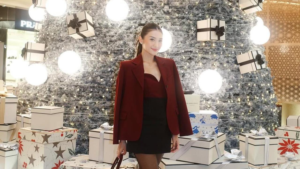 Potret Terbaru Anissa Aziza, Dipuji Cantik Bak Super Model dengan Blazer Maroon