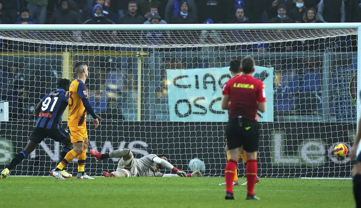 Namun, keunggulan AS Roma harus menipis karena gol bunuh diri Cristante di menit akhir babak pertama. Skor berubah menjadi 1-2 hingga turun minum. (LaPresse via AP/Spada)