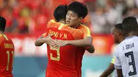 Pemain Cina, Gao Zhunyi dan Zhang Yuning melakukan selebrasi usai mencetak gol ke gawang Timor Leste pada laga Asian Games 2018 di Stadion Si Jalak Harupat,Bandung, Jawa Barat, Selasa (14/8/2018). Cina menang 6-0 atas Timor Leste. (AP/Achmad Ibrahim)