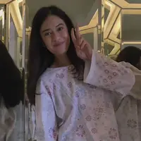 Dian juga mengenakan setelan modest bermotif dari atasan lengan panjang dipadukan celana panjang motif dan warna senada. [@therealdisastr]