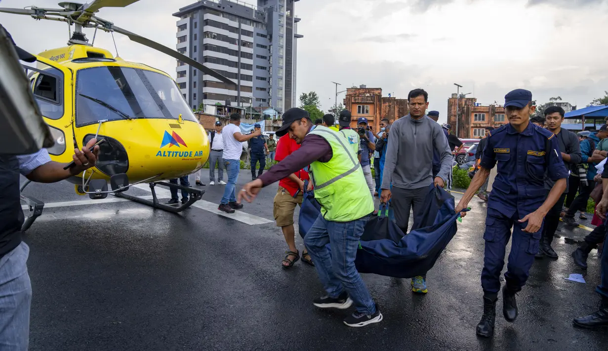 Pesawat itu lepas landas pada pukul 10.04 waktu setempat dari Surke ke distrik Solukhunvhu. Setelah 10 menit terbang, helikopter itu kehilangan kontak. (AP Photo/Niranjan Shrestha)