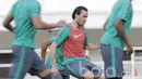 Pemain naturalisasi Timnas Indonesia U-22, Ezra Walian, mengikuti sesi latihan jelang laga kontra Myanmar di Stadion Pakansari, Bogor, Senin (20/03/2017). Penyerang Jong Ajax ini melakoni debut latihan bersama Skuat Garuda. (Bola.com/M iqbal Ichsan)