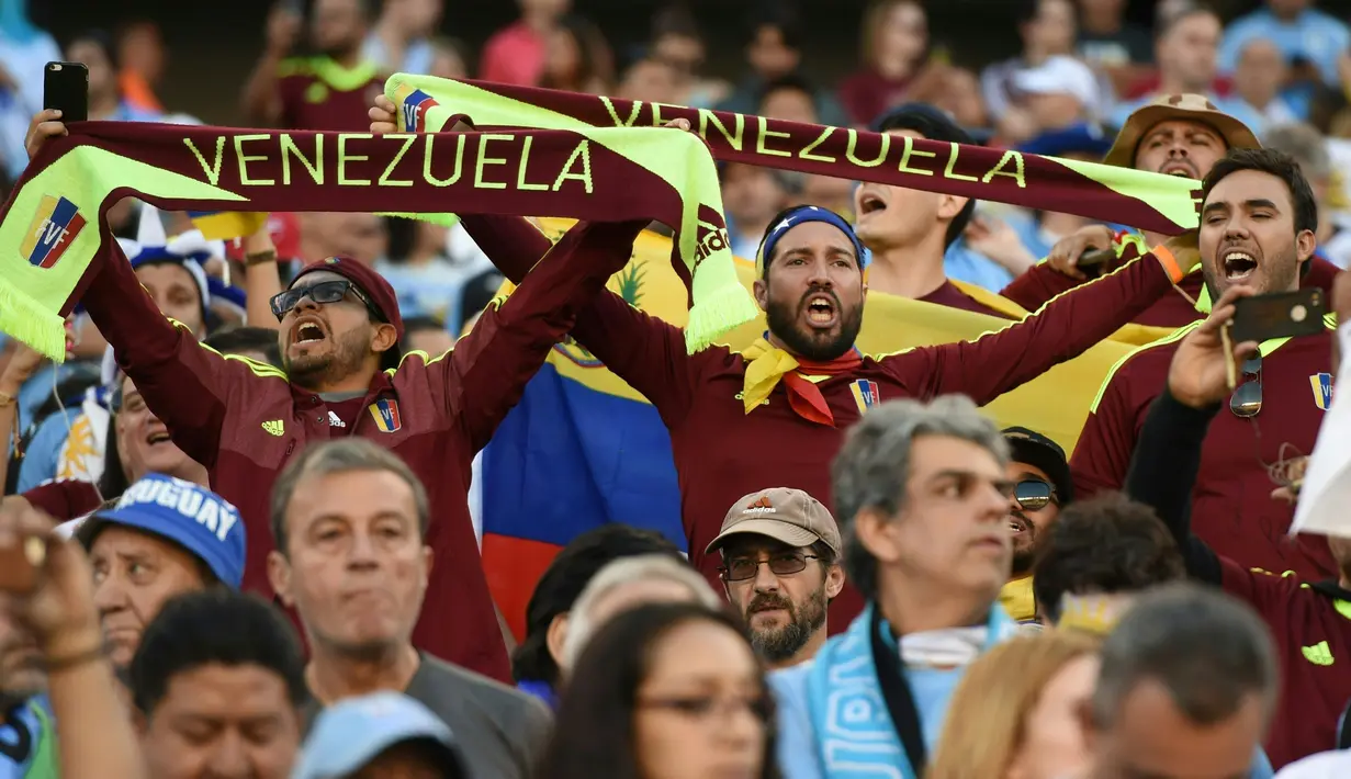 Aksi Suporter Venezuela  saat timnya berlaga melawan Uruguay pada babak penyisihan grup C Copa America Centenario 2016 di Stadion Lincoln Financial Field, Philadelphia, AS, (10/6/2016). (AFP/ Don Emmert)