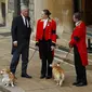Pangeran Andrew bersama anjing corgi milik Ratu Elizabeth II. Tak lama setelah Pangeran Philip meninggal dunia pada 2021 sang Ratu mendapat dua anak anjing, tapi salah satunya akhirnya mati. Pangeran Andrew kemudian memberikan satu anak anjing lagi untuk sang ibunda.(Foto: Peter Nicholls/Pool Photo via AP)
