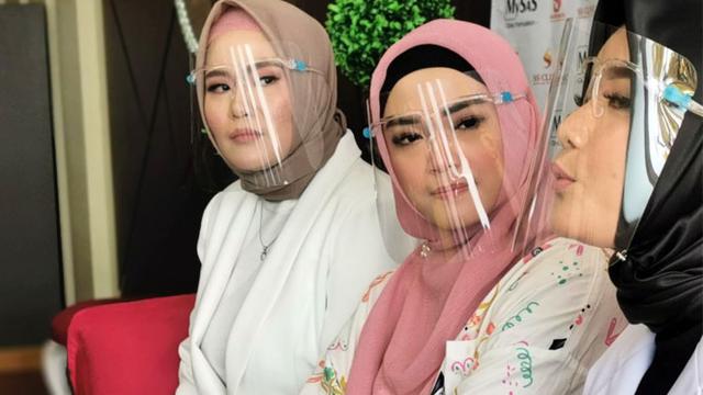 Sheza Idris saat melakukan perawatan