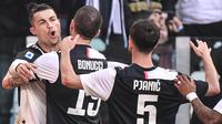 Bintang Juventus Cristiano Ronaldo (kiri) merayakan gol ke gawang Fiorentina pada lanjutan Liga Italia di Allianz Stadium, Minggu (2/2/2020). (AFP/Marco Bertorello)