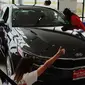 Lomba cium mobil selama 50 jam berhak mendapatkan KIA Optima 2017. (Fox7))