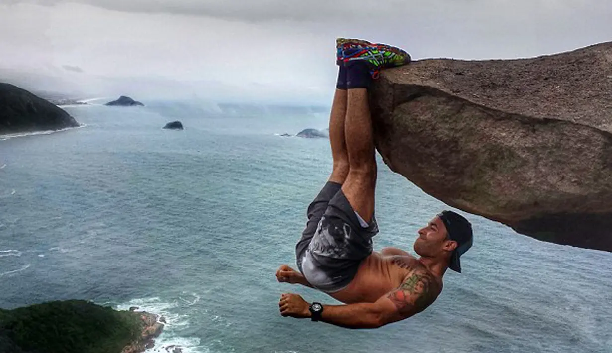 Seorang pria brasil bernama Luis Fernando Candela bergantung pada ujung tebing tinggi setinggi 10.000 kaki tanpa menggunakan alat keamanan apapun. Candela merupakan seseorang yang fanatik akan kebugaran tubuh. (Dailymail.co.uk)