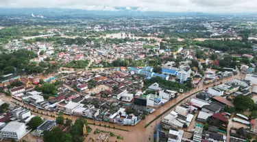 Foto udara yang diambil pada tanggal 12 September 2024 ini menunjukkan banjir mengepung rumah-rumah di kota Chiang Rai, Thailand utara. (Lillian SUWANRUMPHA/AFP)