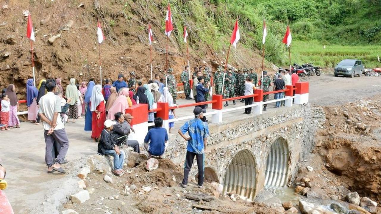 TNI AD Rampungkan Pembangunan Jembatan Armco Malalak, Akses Warga Kembali Normal