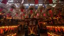 Suasana bagian dalam Kuil Man Mo di Hong Kong pada 19 Mei 2021. Di bagian dalam kuil terdapat dupa besar yang mengantung di langit-langit serta dilengkapi dengan potongan kertas kecil berwarna merah yang berisi harapan dari mereka yang sembayang di sini. (Anthony WALLACE/AFP)