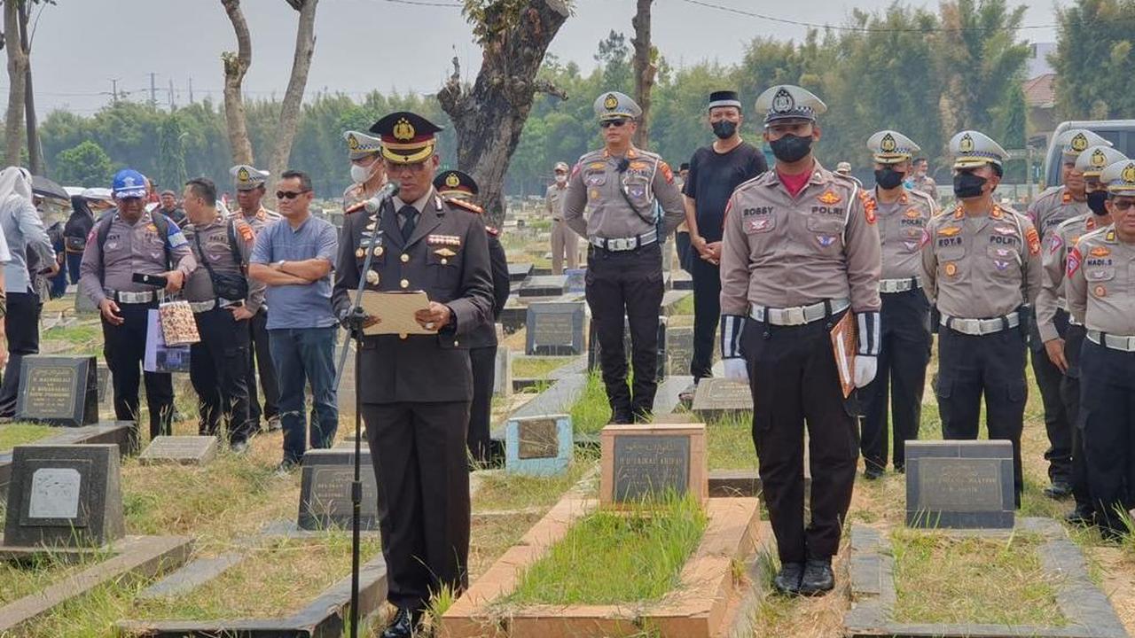 Penabrak Iptu Jarot Diamankan<br><br>Iptu Jarot pun terjatuh dari sepeda motornya dan mengalami sejumlah luka. Akibat kecelakaan tersebut, korban meninggal dunia di lokasi. <br>