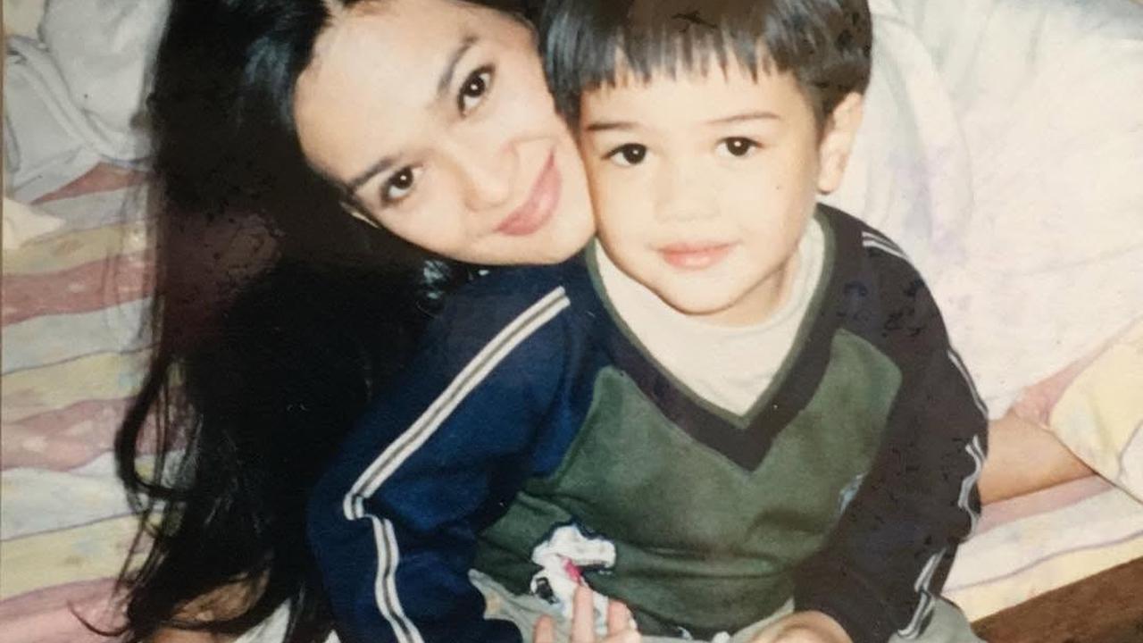 7 Potret Masa Kecil Jeje Soekarno Bersama Sang Ibu, Salfok Dibandingkan Sekarang Donna Harun Tak Banyak Perubahan
