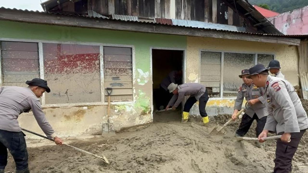Brimob Sigap Bersihkan Bencana Sumbar, Pulihkan Akses Warga Terdampak