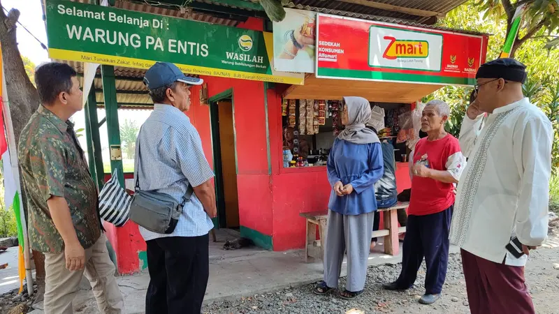 Entis menerima bantuan ZMart BAZNAS RI yang berkolaborasi dengan BAZNAS Kabupaten Bandung.