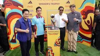 Ketua Umum PSSI, Erick Thohir (paling kiri) dan Walikota Solo, Gibran Rakabuming Raka (kedua dari kiri) saat mengikuti Trophy Experience FIFA World Cup U-17 2023 di Solo hari Minggu (05/11/2023). (Dokumentasi LOC Piala Dunia U-17 2023 Indonesia)