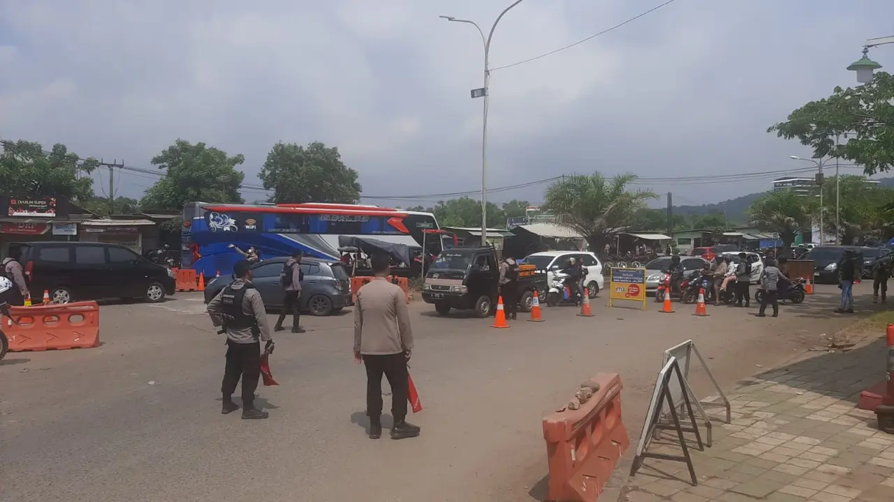 Polisi menutup dan memutar balikkan kendaraan yang menuju Pantai Anyer Banten. Penutupan dilakukan sejak Senin siang, 24 April 2023, pukul 12.00 Wib. (Yandhi Deslatama/Liputan6.com)