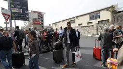 Penumpang menunggu di luar stasiun api Saint Charles setelah serangan pisau seorang pria, Marseille, Prancis Selatan, (1/10). Penyerang ditembak mati oleh aparat keamanan dan insiden tersebut diperlakukan sebagai aksi terorisme. (AP Photo/Claude Paris)
