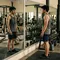 ilustrasi latihan di gym (created by AI)