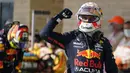 Pembalap Red Bull Racing, Max Verstappen sukses meraih kemenangan kedelapan di Formula 1 2021 usai menjuarai GP Amerika Serikat yang berlangsung di Circuit of the Americas (COTA). Hasil tersebut membuat Max kokoh di puncak klasemen dengan raihan 287,5 poin. (AP/Eric Gay)