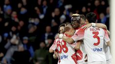 Pemain Napoli, Victor Osimhen, merayakan gol ke gawang cremonese bersama rekannya pada laga Liga Italia di Stadion Diego Armando Maradona, Minggu (12/2/2023). Napoli menang tiga gol tanpa balas atas cremonese. (Alessandro Garofalo/LaPresse via AP)