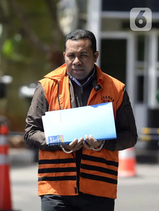 Kepala Bagian Unit Layanan Pengadaan nonaktif, Sanadjihitu Sangadji berjalan akan menjalani pemeriksaan oleh penyidik di Gedung KPK, Jakarta, Senin (2/3/2020). Sanadjihitu Sangadji diperiksa sebagai tersangka terkait atas dugaan menerima suap proyek infrastruktur di Dinas PUPR Kabupaten Sidoarjo. (m