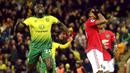 Penyerang Manchester United, Anthony Martial, tampak kecewa usai gagal mencetak gol lewat penalti ke gawang Norwich City pada laga Premier League 2019 Stadion Carrow Road, Norwich, Minggu (27/10). Manchester United menang 3-1 atas Norwich City. (AP/Joe Gidden)