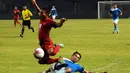 TA Mushafry (Indonesia-atas) dijatuhkan bek Aff All Star, M Aidil Zafuan Bin Abdul Radzak saat berlaga di Stadion GBK Jakarta, (11/5/2014). (Liputan6.com/Helmi Fithriansyah)
