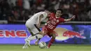 Gelandang Persija Jakarta, Fitra Ridwan, berebut bola dengan bek Madura United, Jaimerson Xavier, pada laga Shopee Liga 1 di SUGBK, Jakarta, Jumat (13/12). Persija menang 4-0 atas Madura. (Bola.com/Yoppy Renato)