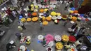 Penjual bunga menunggu pembeli di pasar grosir di Bengaluru, India, Kamis (24/9/2020). Negara berpenduduk 1,3 miliar itu diperkirakan akan menjadi negara terparah pandemi COVID-19 dalam beberapa minggu, melampaui Amerika Serikat. (AP Photo/Aijaz Rahi)