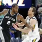 Forward Utah Jazz Joe Ingles (kanan) menjaga bintang San Antonio Spurs Kawhi Leonard pada laga NBA di Vivint Smart Home Arena, Kamis (21/12/2017) atau Jumat (22/12/2017) WIB. (AP Photo/Rick Bowmer)