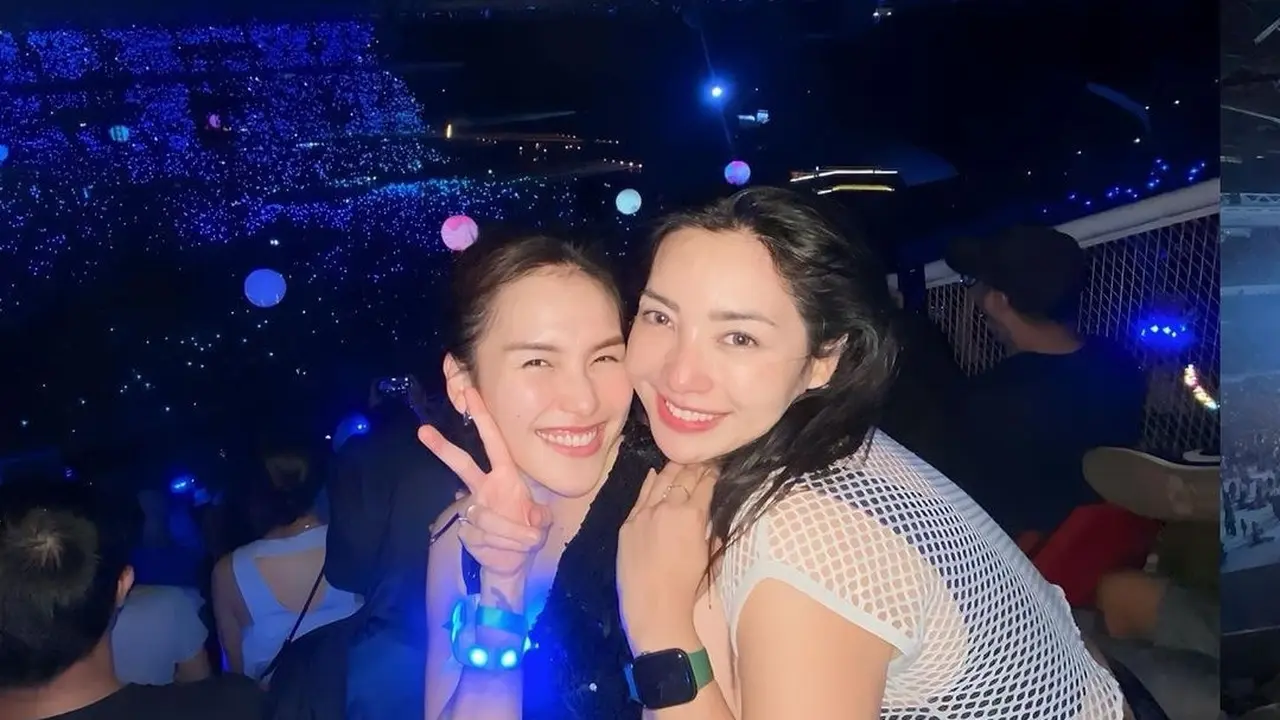 Potret Ayu Ting Ting Perdana Nonton Konser Coldplay
