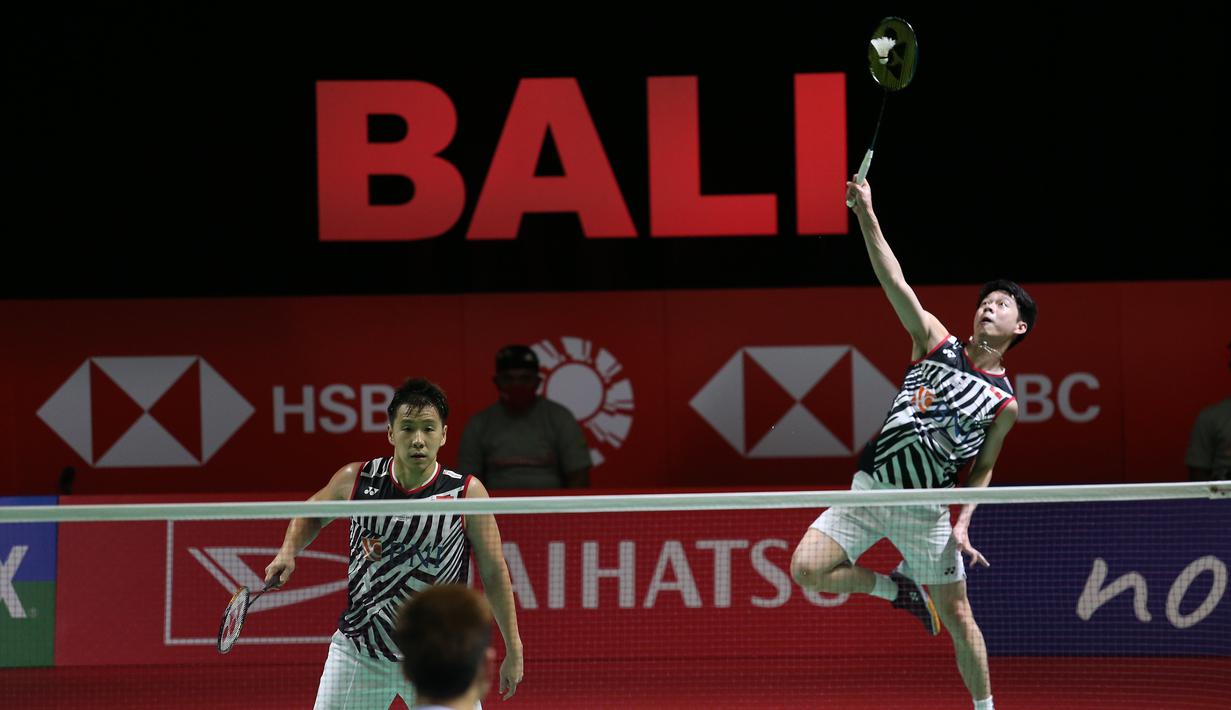 Kevin Sanjaya/Marcus Gideon berhasil melangkah ke final nomor ganda putra Turnamen Bulu Tangkis Indonesia Masters 2021 usai mengatasi pasangan Malaysia, Ong Yew Sin/Teo Ee Yi dalam laga semifinal di Bali International Convention Center, Sabtu (20/11/2021). (Dok. PBSI)