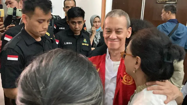Di tengah sidang narkoba, musisi Fariz RM tersenyum bahagia didampingi sang istri
