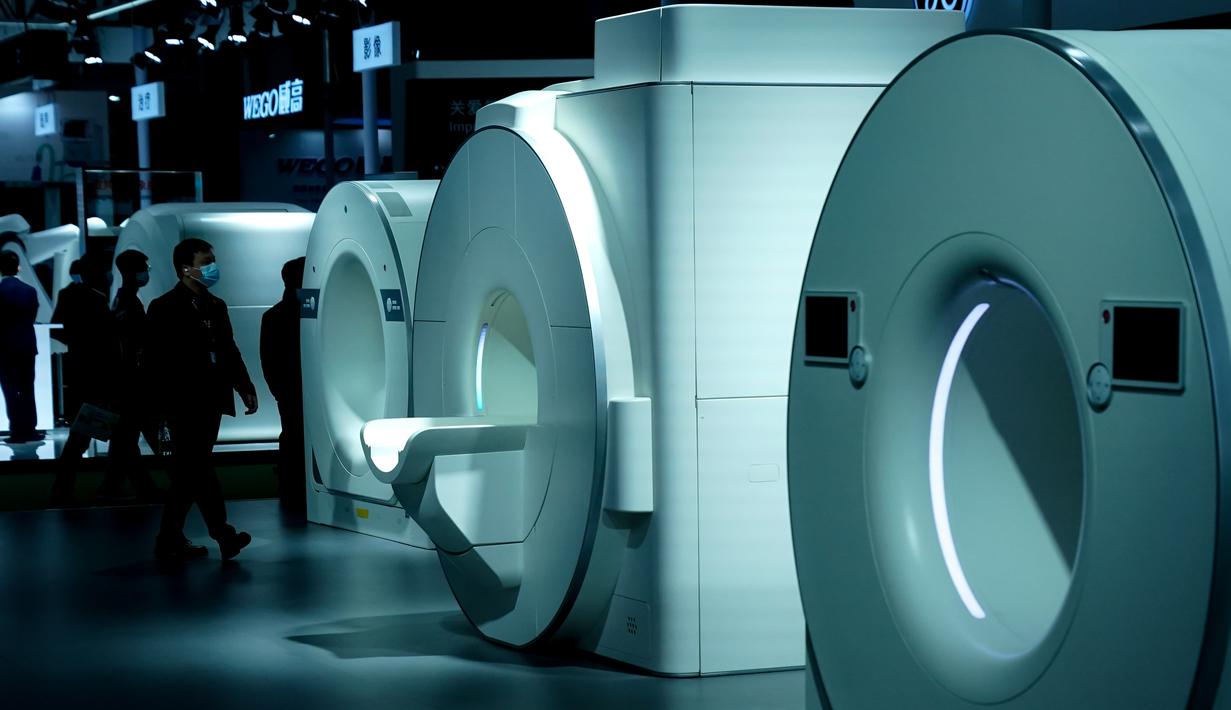 Pengunjung mengamati peralatan medis yang ditampilkan dalam Pameran Kesehatan Dunia Kedua di Wuhan, Provinsi Hubei, China pada 11 November 2020. Ajang selama empat hari itu berfokus memamerkan ilmu pengetahuan dan teknologi mutakhir dalam industri kesehatan global. (Xinhua/Cheng Min)