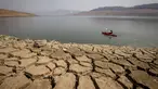 Seorang kayaker memancing di Danau Oroville saat ketinggian air masih rendah akibat kondisi kekeringan yang terus berlanjut di Oroville, California, Minggu (228/2021). Kekeringan ekstrem di California telah membuat ketinggian air di danau tersebut terus menurun. (AP Photo/Ethan Swope)