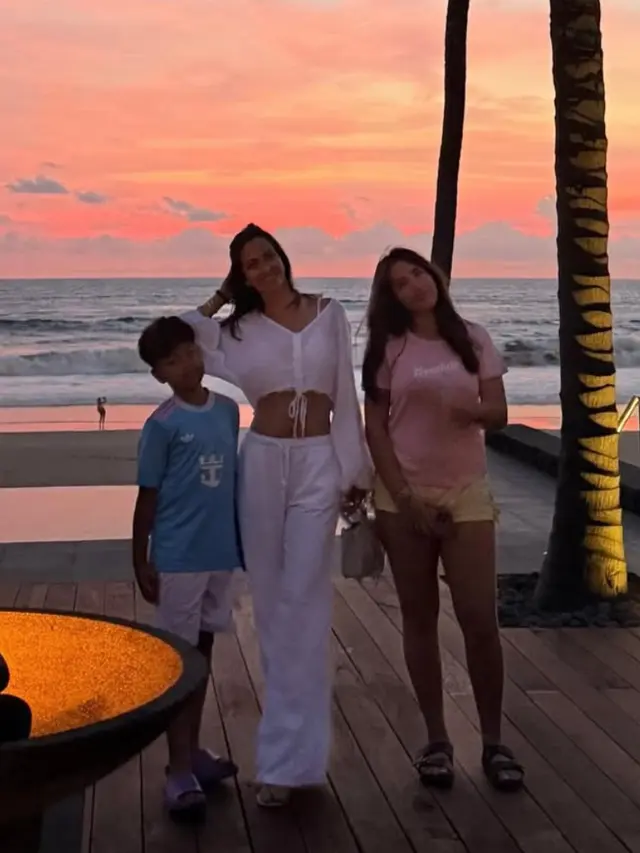 Nia Ramadhani saat Liburan ke Lombok pakai setelan putih. [@ramadhaniabakrie]