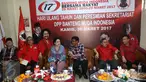 Ketum PDIP, Megawati Soekarnoputri dan Cawagub DKI, Djarot Saiful Hidayat menghadiri acara HUT Banteng Muda Indonesia ke-17 serta peresmian Kantor DPP Banteng Muda Indonesia (BMI) di kawasan Menteng, Jakarta, Kamis (30/3). (Liputan6.com/Helmi Afandi)