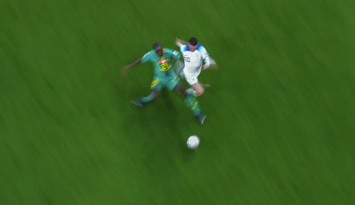 Gelandang Senegal Iliman Ndiaye dan gelandang Inggris Phil Foden berlari mengejar bola pada laga babak 16 besar Piala Dunia 2022 di Al Bayt Stadium, Senin (5/12/2022) dini hari WIB. Tiga gol kemenangan Inggris diciptakan oleh Jordan Henderson dan Harry Kane di babak pertama serta Bukayo Saka di paruh kedua pertandingan. (AP Photo/Petr David Josek)