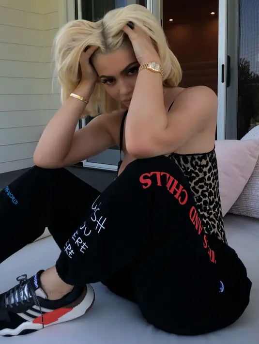 Kylie sendiri dikatakan lebih defensif usai Nicki mengatakan ia ingin memukul wajah Travis Scott. (instagram/kyliejenner)